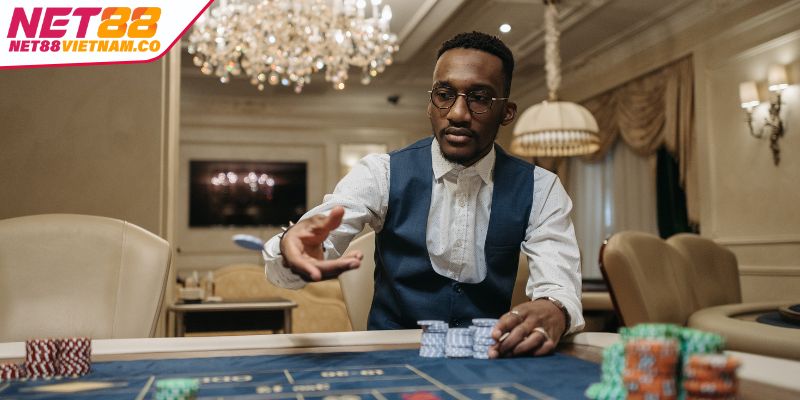 Quan sát kỹ lưỡng các tay bài trong Poker